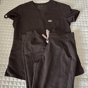 Black Figs set XS top, XS joggers GUC